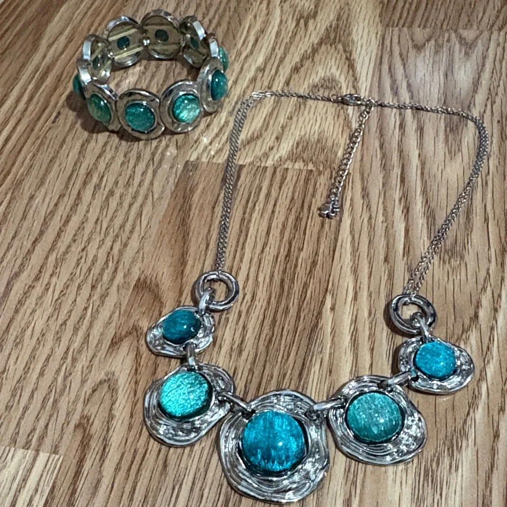 VINTAGE IRIDESCENT BLUE SILVER-TONE BIB 18-21